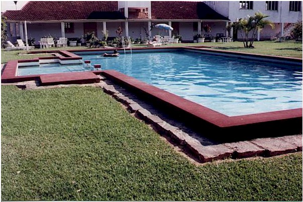 piscina2.jpg (59999 bytes)