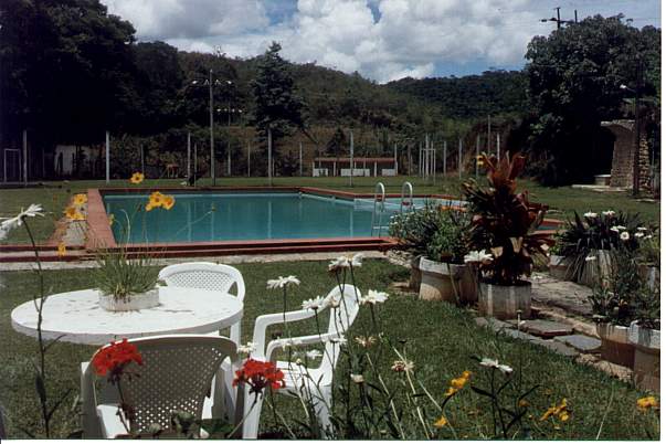 piscina3.jpg (46299 bytes)